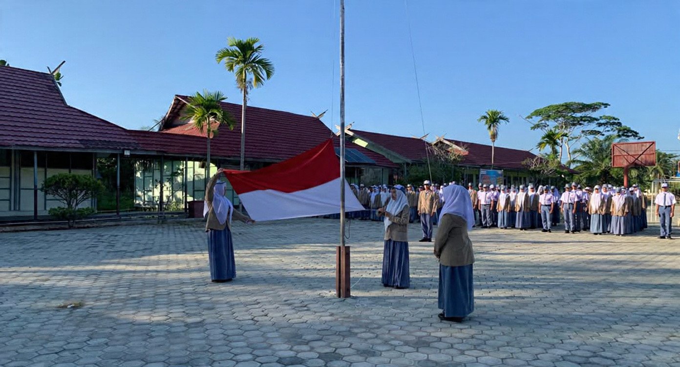 SEMANGAT BARU WARNAI   UPACARA BENDERA PERDANA   PASCA MPLS   DI SMAN 1 KAHAYAN KUALA