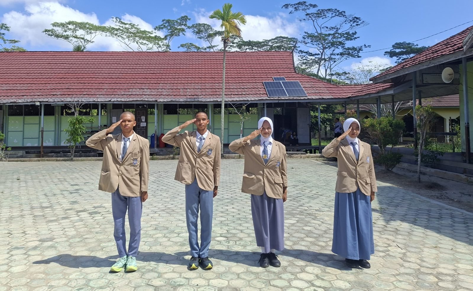Empat Siswa Terbaik SMAN 1 Kahayan Kuala Resmi Berangkat Ikuti Pemusatan Latihan Paskibraka Kabupaten Pulang Pisau
