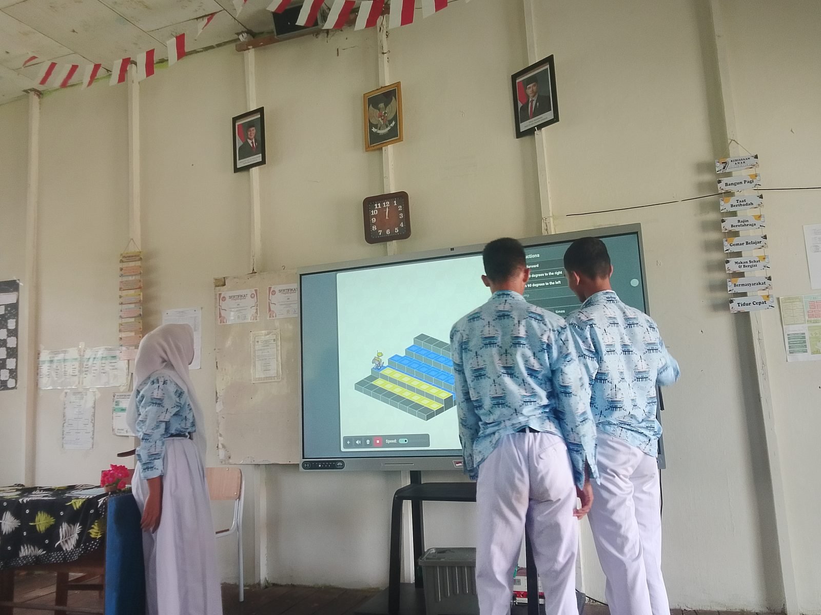 KESERUAN KELAS 10 B DALAM PEMBELAJARAN KODING DI SMAN 1 KAHAYAN KUALA