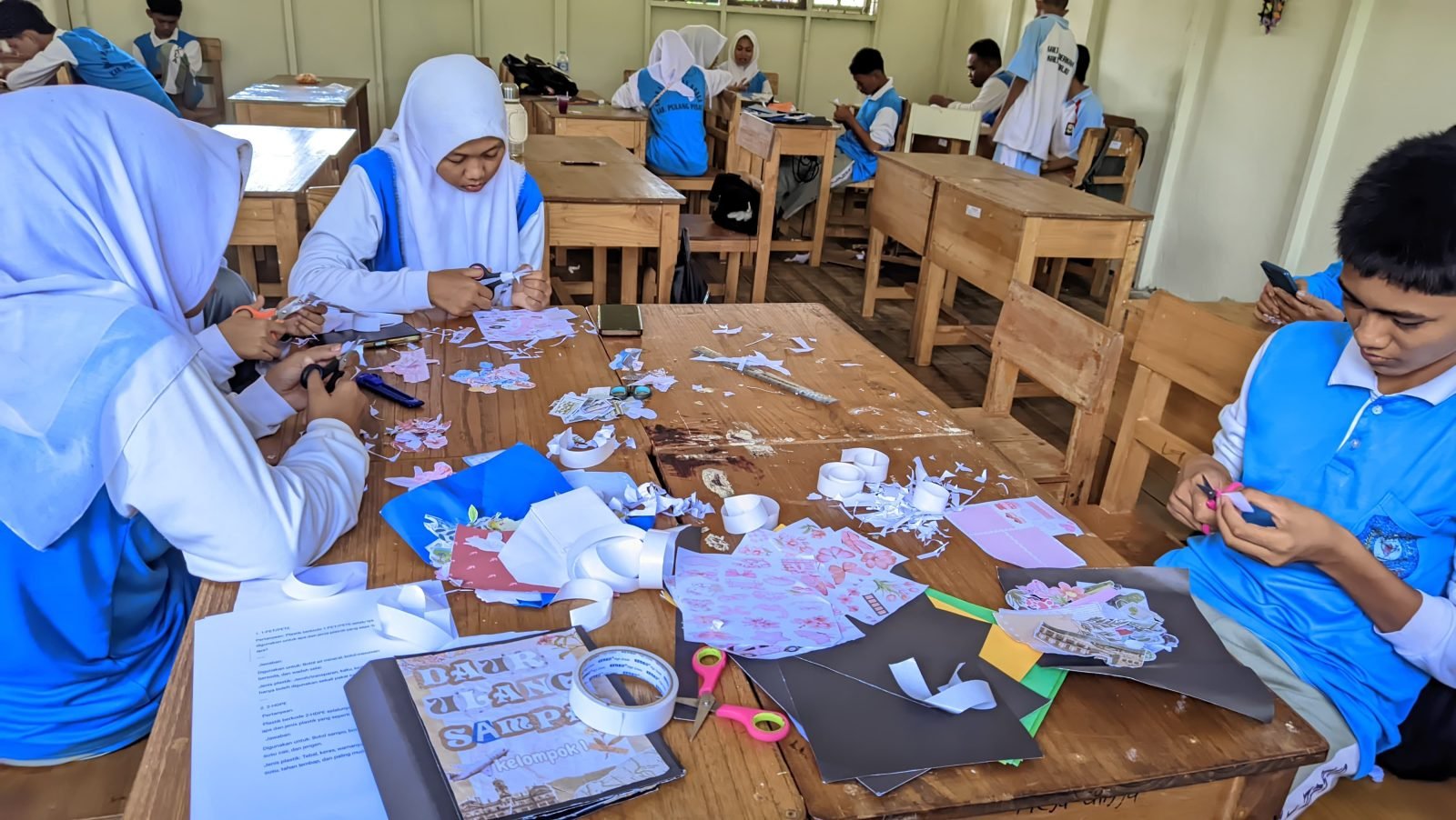 KESERUAN KEGIATAN KOKURIKULER PEMBUATAN SCRAPBOOK DI SMAN 1 KAHAYAN KUALA